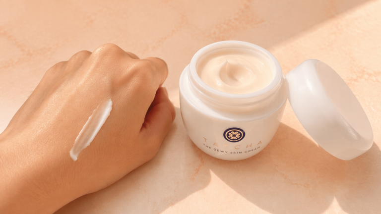 Crème hydratante malassezia safe - pot de crème ouvert avec texture crémeuse douce